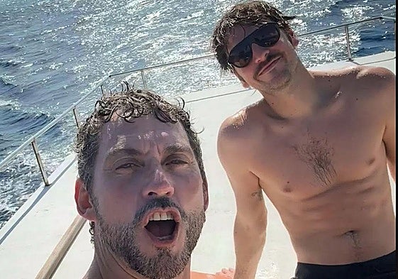 Paco León con su pareja Marcos Antón.
