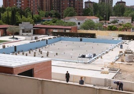 Obras en la piscina de Riosol, el pasado mayo.