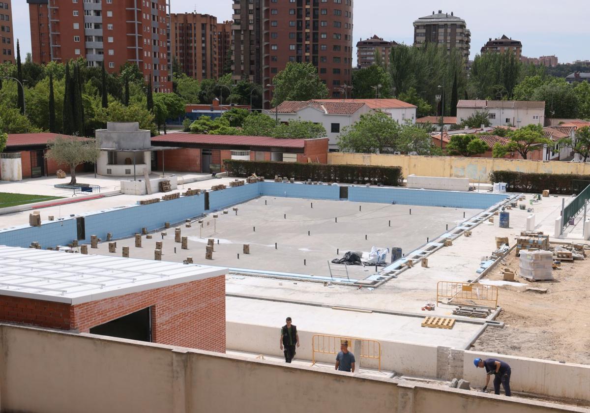 Obras en la piscina de Riosol, el pasado mayo.