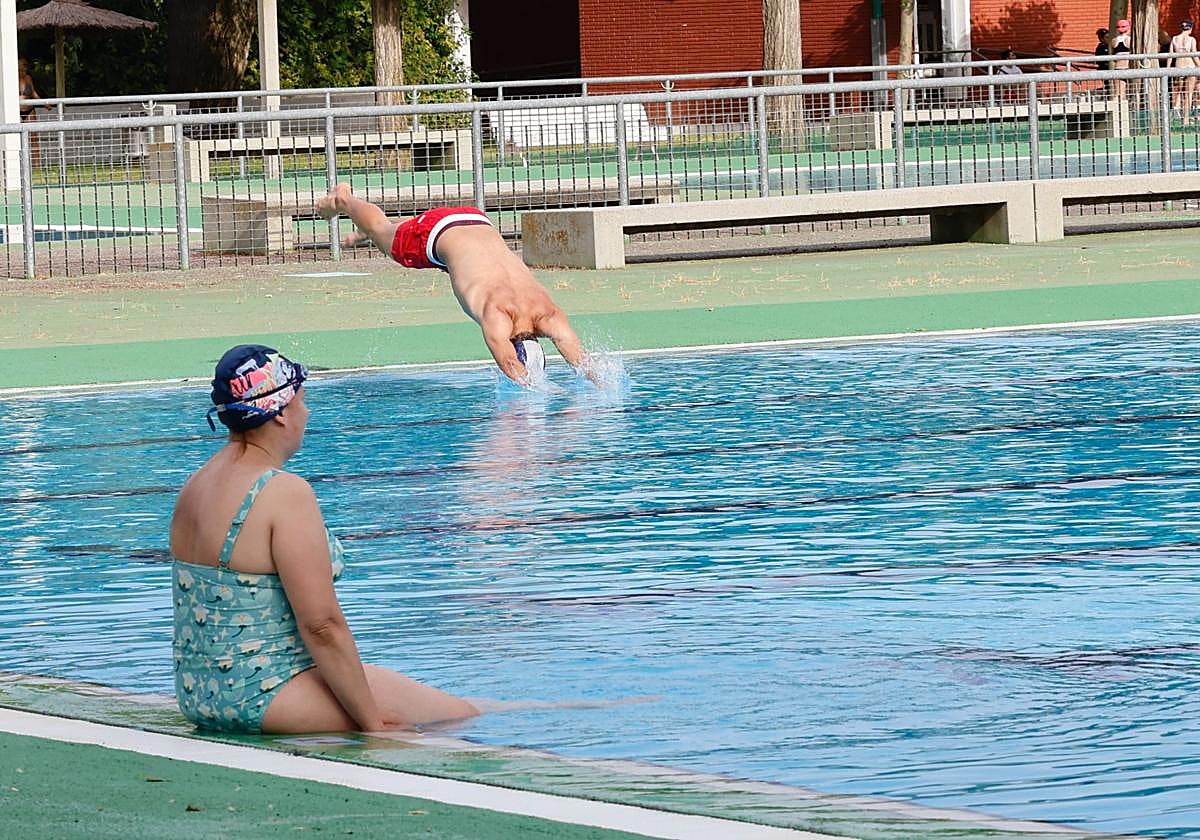 Bañistas en la piscina del Sotillo el jueves.