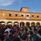 Cientos de personas llenaron la plaza Mayor para asistir al chupinazo a cargo de CD Almirante