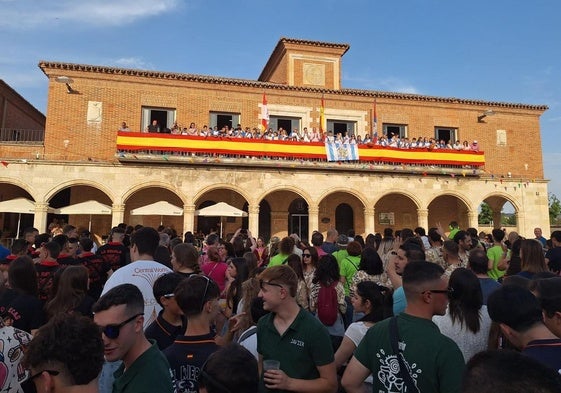 Cientos de personas llenaron la plaza Mayor para asistir al chupinazo a cargo de CD Almirante
