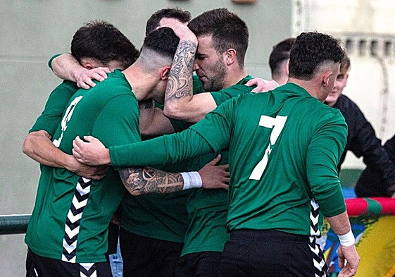 Jugadores de la UD El Espinar-San Rafael celebran un tanto conseguido la pasada temporada.