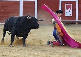 Jesús Yglesias en un lance con el capote de rodillas.