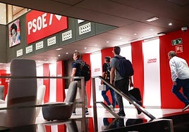 Agentes de la UCO, en la sede del PSOE en la calle Ferraz.