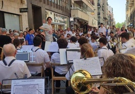 Uno de los directores espontáneos, al frente de la Banda de la Escuela Municiapal de Valladolid.