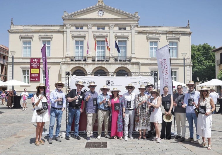 De izquierda a derecha: Natalia González y Raúl García de Cajaviva, Alberto Beltrán (Bar Maño), Antonio Casas (concejal) Manuel Salgado (El Norte), Miriam Andrés (alcaldesa), Fran Fernández, Judith Castro, Charo García, Sergio Cuesta (Alsis IoT), María Heredero, Sergio Abril, Miguel Portillo (Adri Cerrato) y Maribel Contreras.