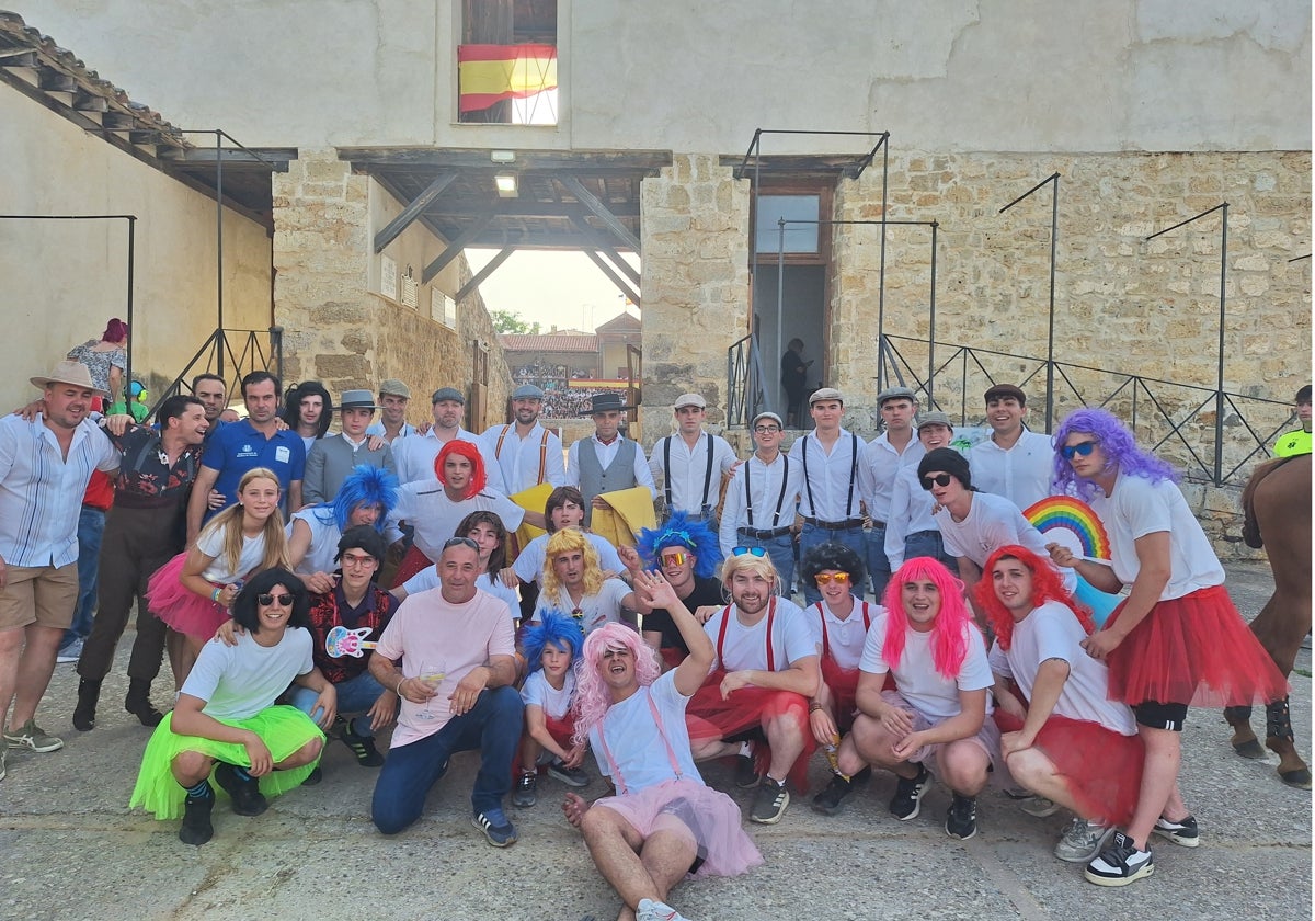 Los participantes en el festejo posaron antes de hacer el paseillo