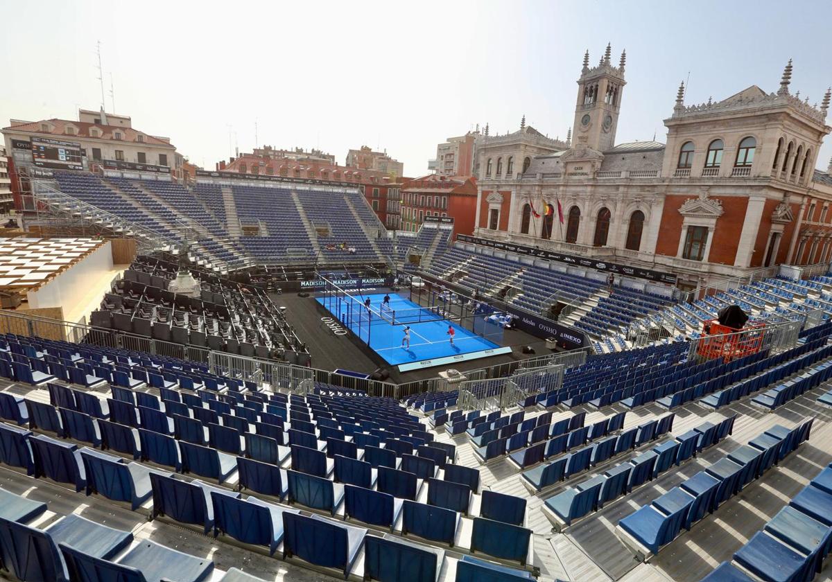 Foto de la instalación de la pista central en la plaza Mayor, ya concluida para la disputa de partidos