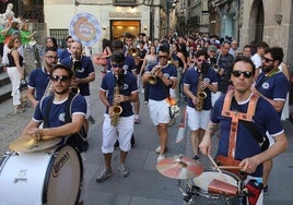 Charanga Alioli, a su paso por la Calle Real.