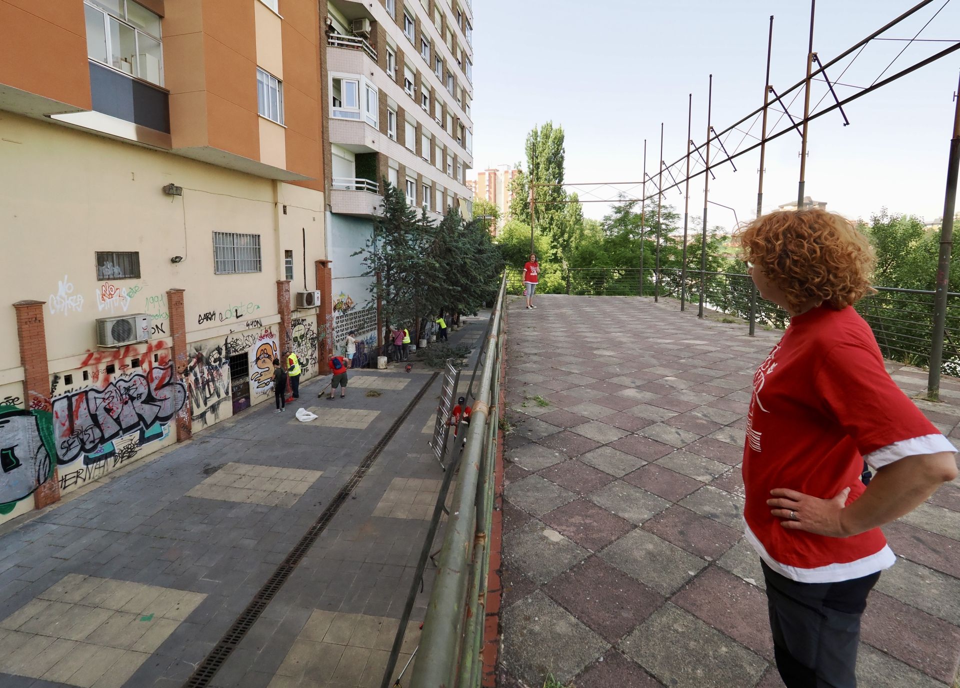 La asociación A. M. A El Pisuerga limpia el nuevo mirador sobre el río