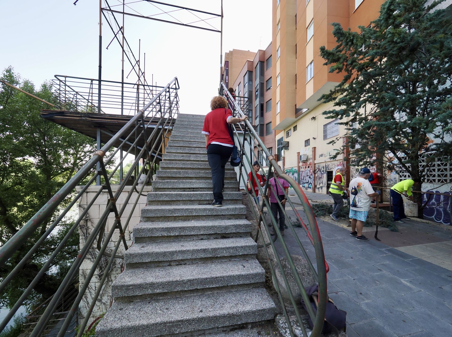 La asociación A. M. A El Pisuerga limpia el nuevo mirador sobre el río