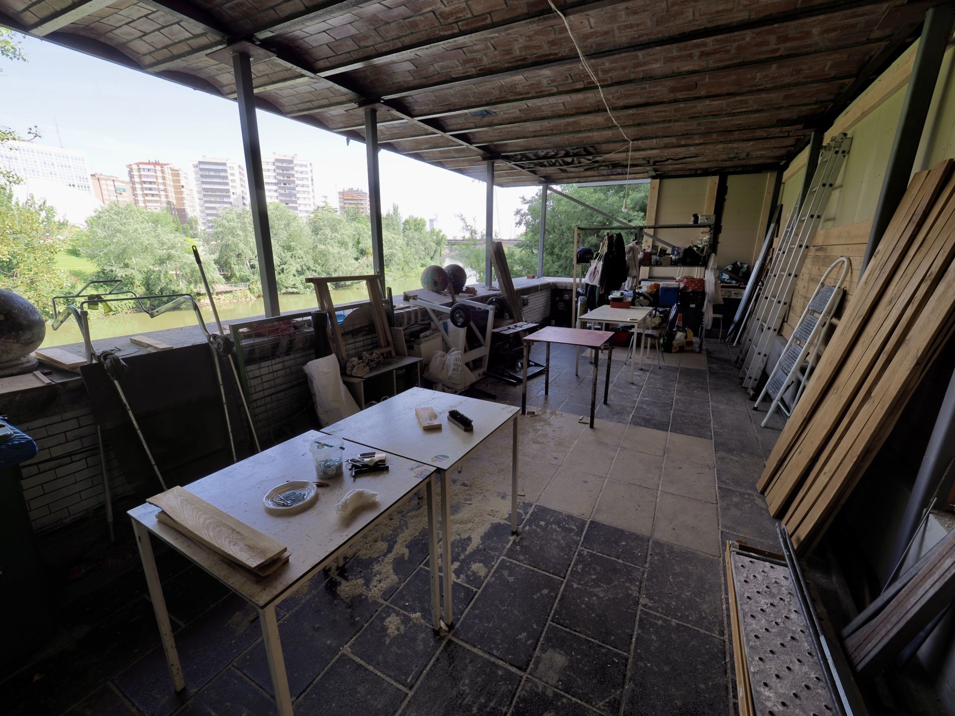 La asociación A. M. A El Pisuerga limpia el nuevo mirador sobre el río