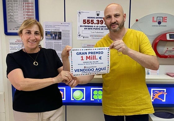 María Pilar y Juan Carlos Arribas Galindo posan este sábado con el cartel que acredita que han repartido un millón de euros.