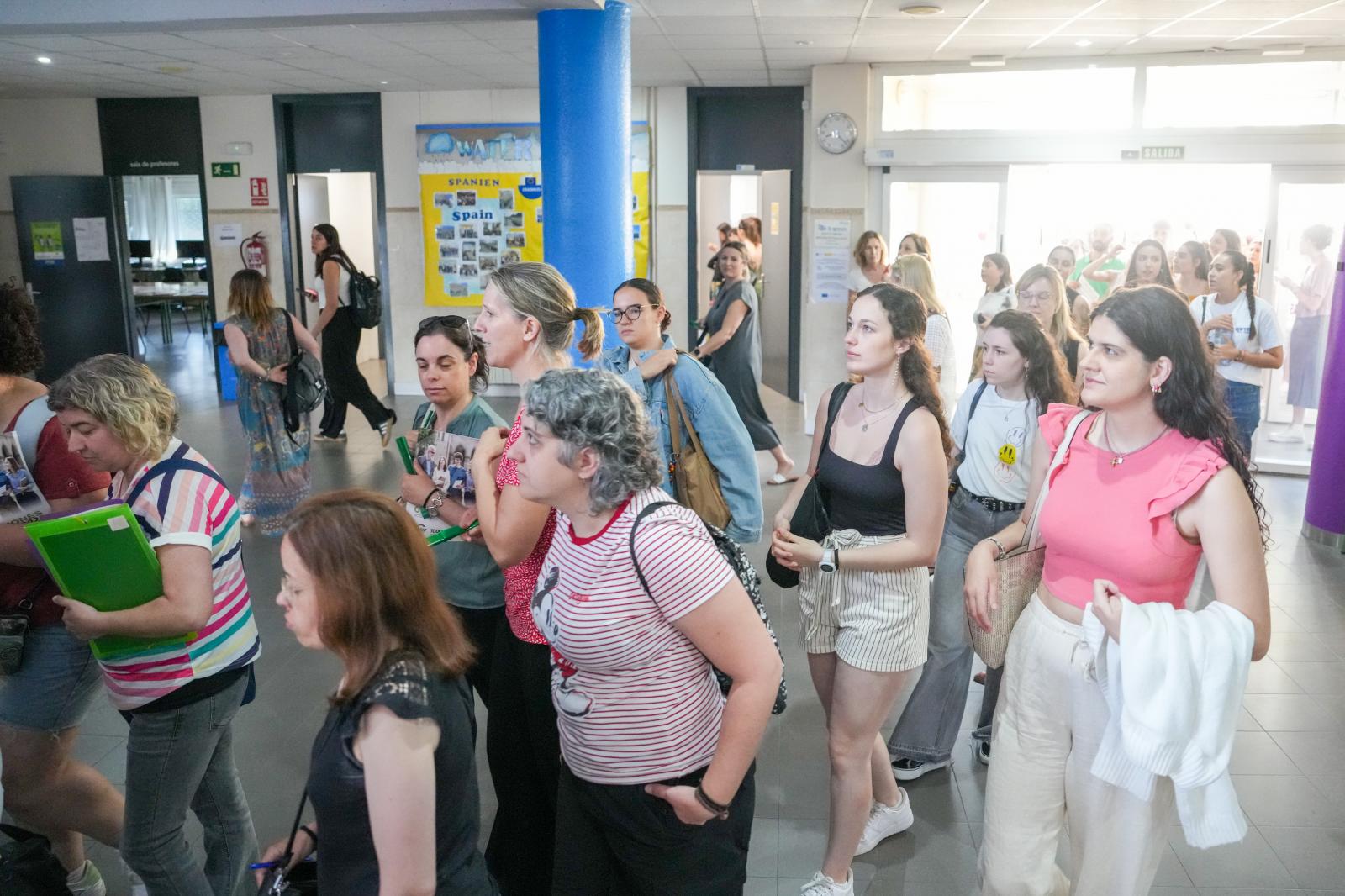Los opositores de la especialidad de Educación Primaria, en el interior del IES Julián Marías de Valladolid.