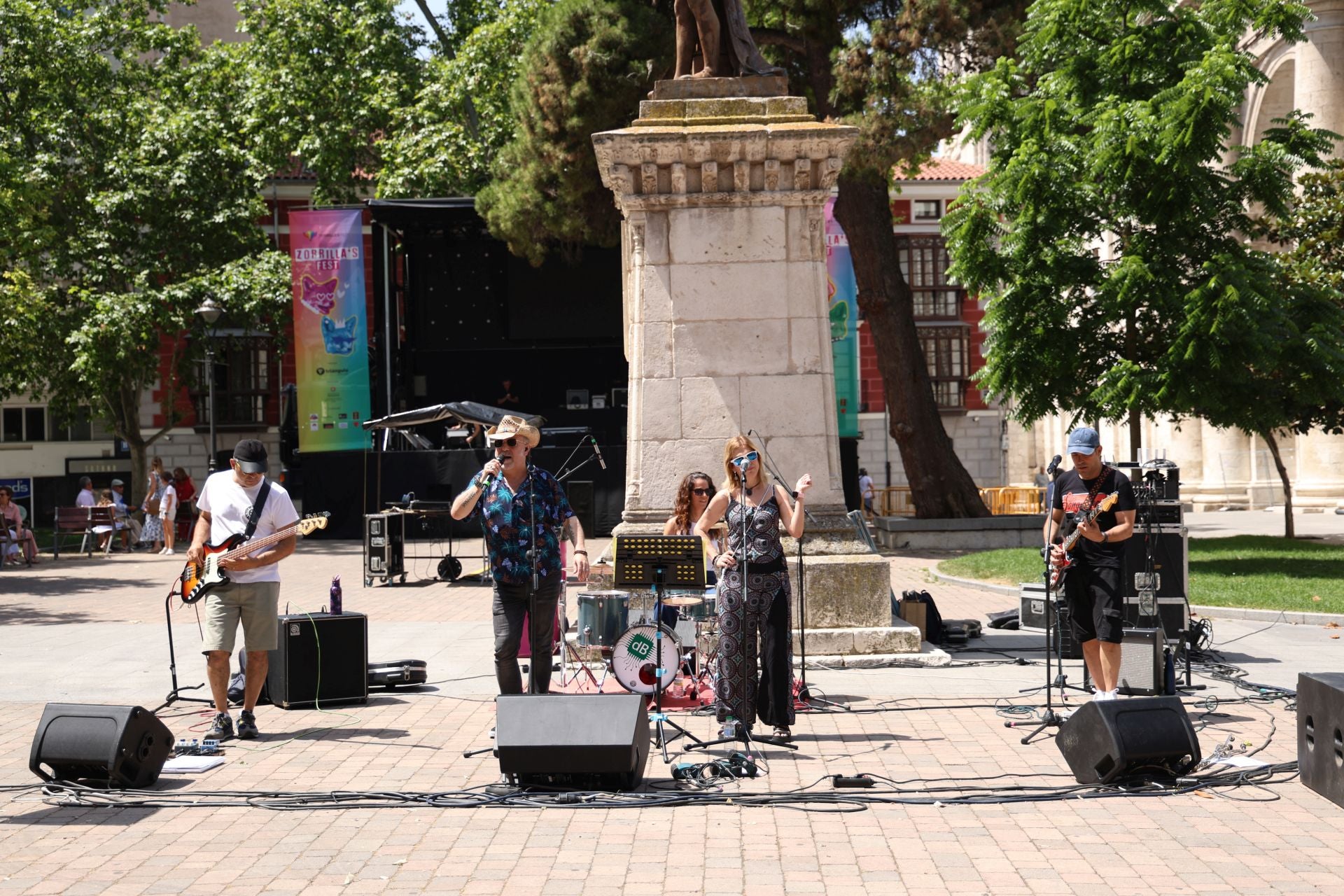 Los Sanguíneos en la Plaza de la Universidad