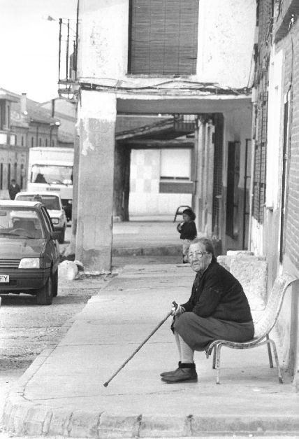 Una vecina de la localidad descansa en un banco en una imagen de abril de 1989.