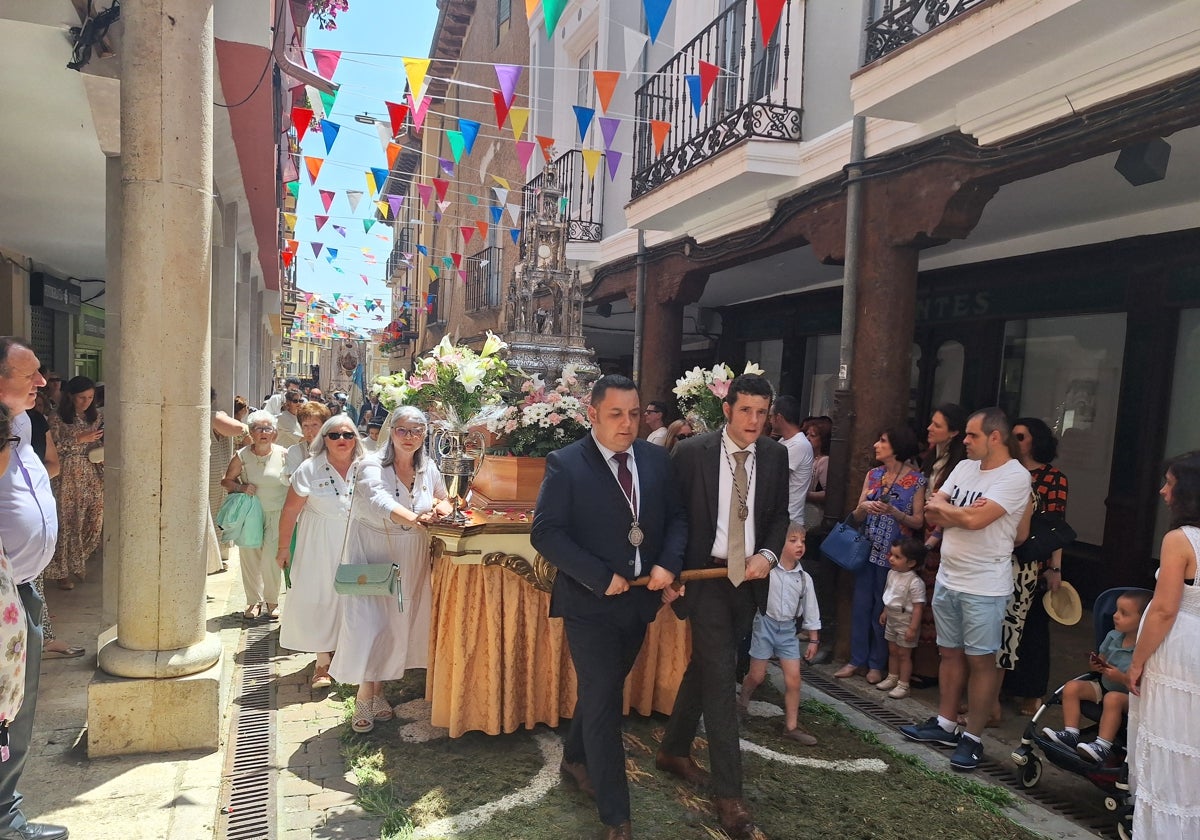 La custodia a su paso por la alfombra floral en la calle Mayor