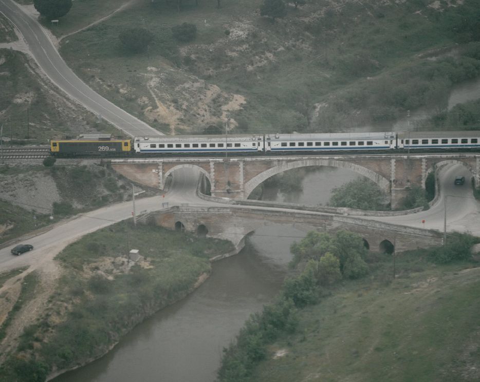 Un tren circula sobre el puente de la localidad.