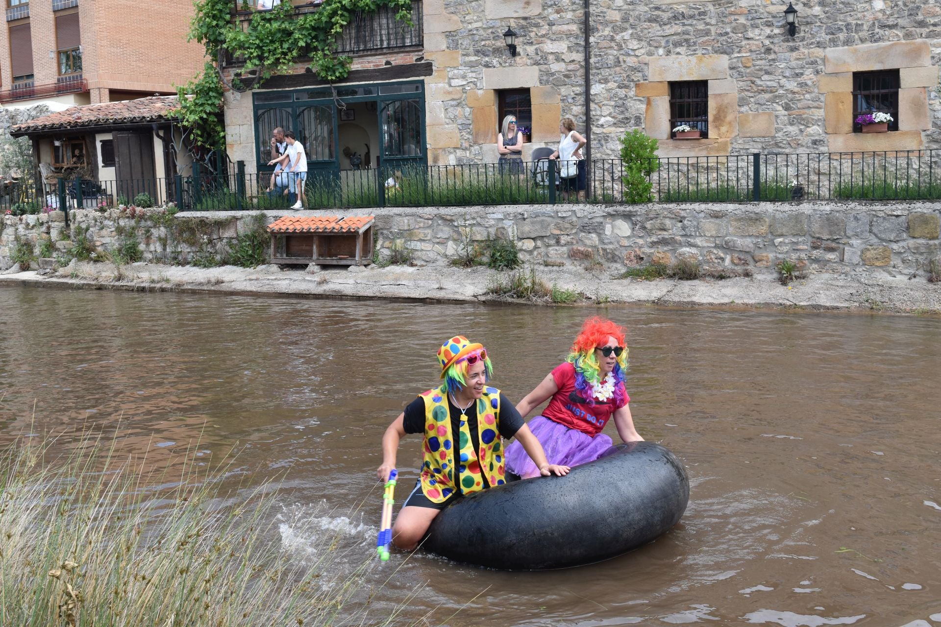 El Pisuerga se llena de coloridos hinchables