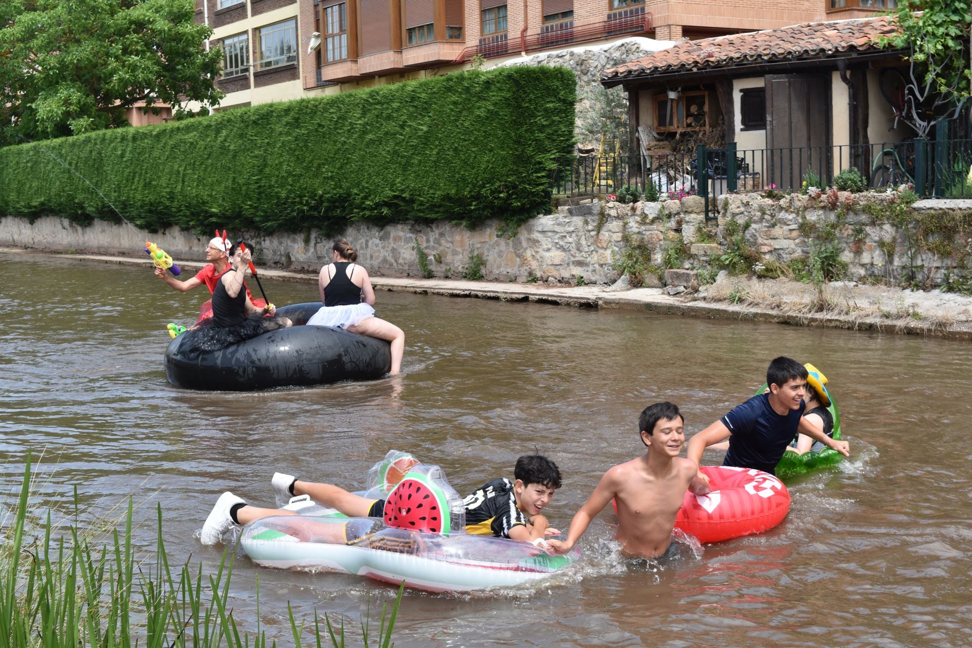 El Pisuerga se llena de coloridos hinchables