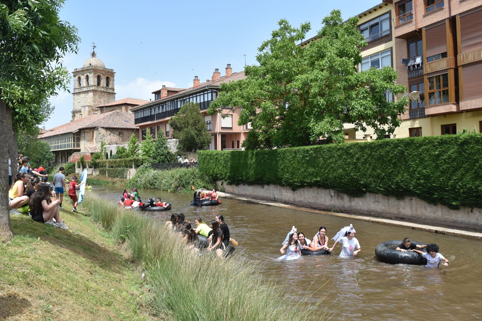 El Pisuerga se llena de coloridos hinchables