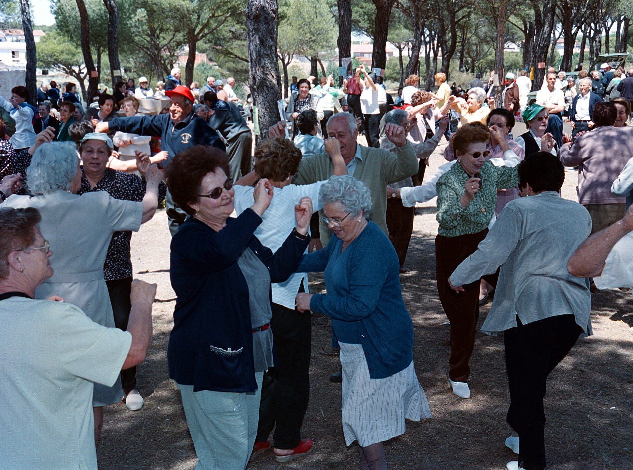 El IV encuentro campestre de Aulas Mayores celebrado en Valdestillas en mayo de 2002.