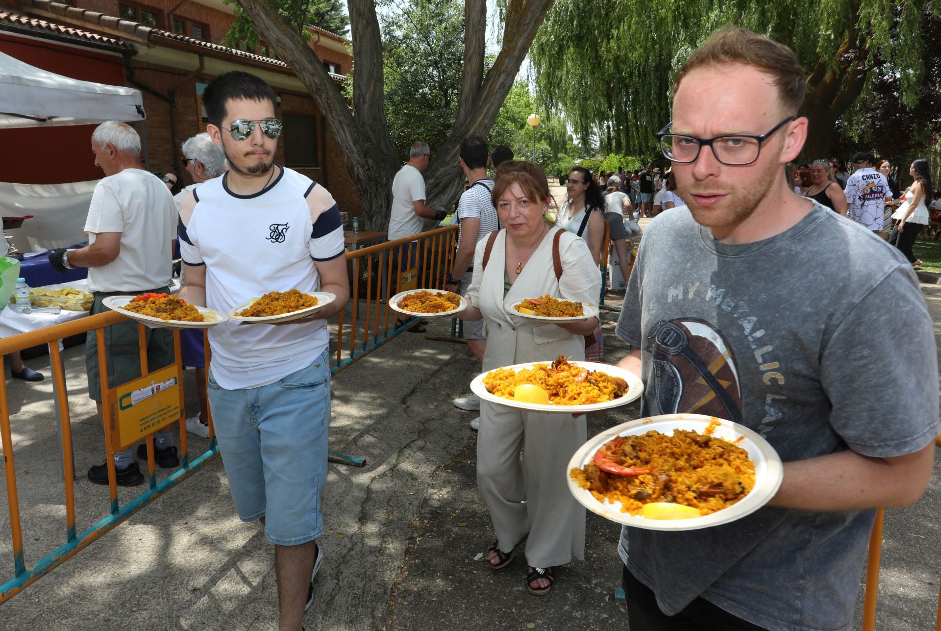 Solidaridad en forma de raciones de paella