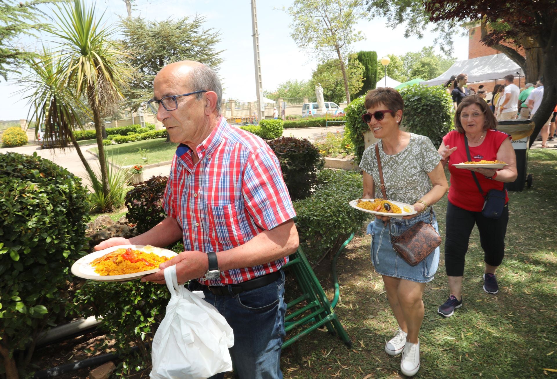 Solidaridad en forma de raciones de paella