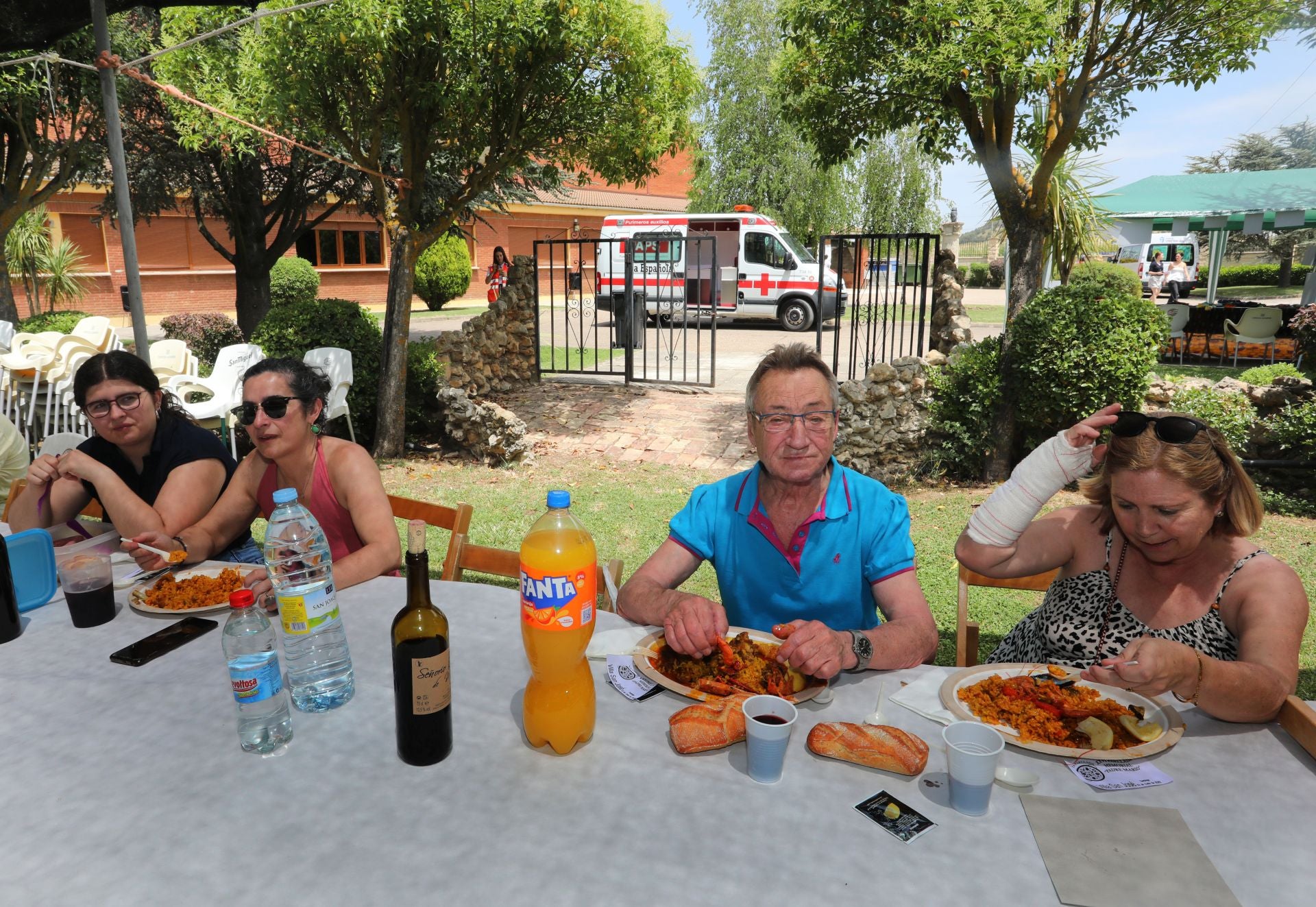 Solidaridad en forma de raciones de paella