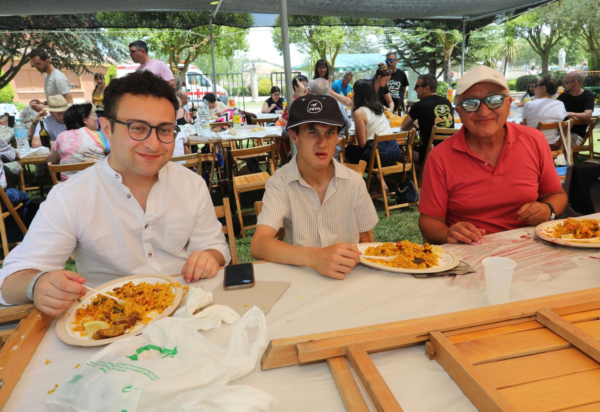 Solidaridad en forma de raciones de paella