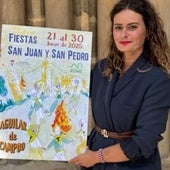 Lidia Millán Vicente con el cartel ganador de las fiestas de Aguilar.