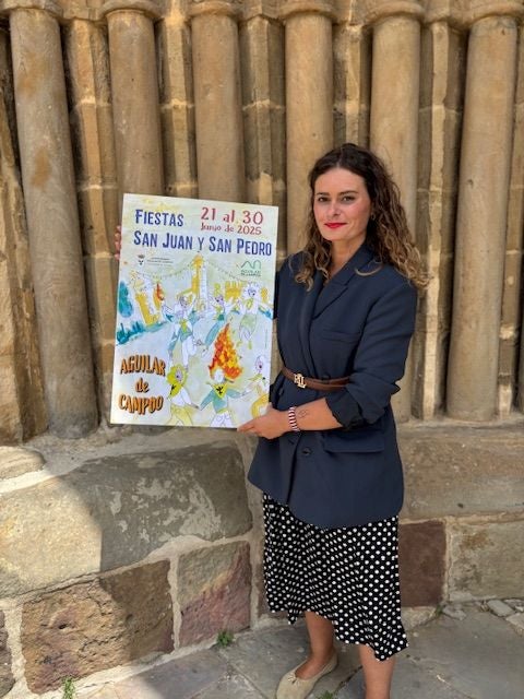 Lidia Millán Vicente con el cartel ganador de las fiestas de Aguilar.