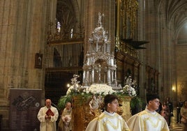 La lluvia se convierte en la protagonista de la Procesión del Corpus en Segovia