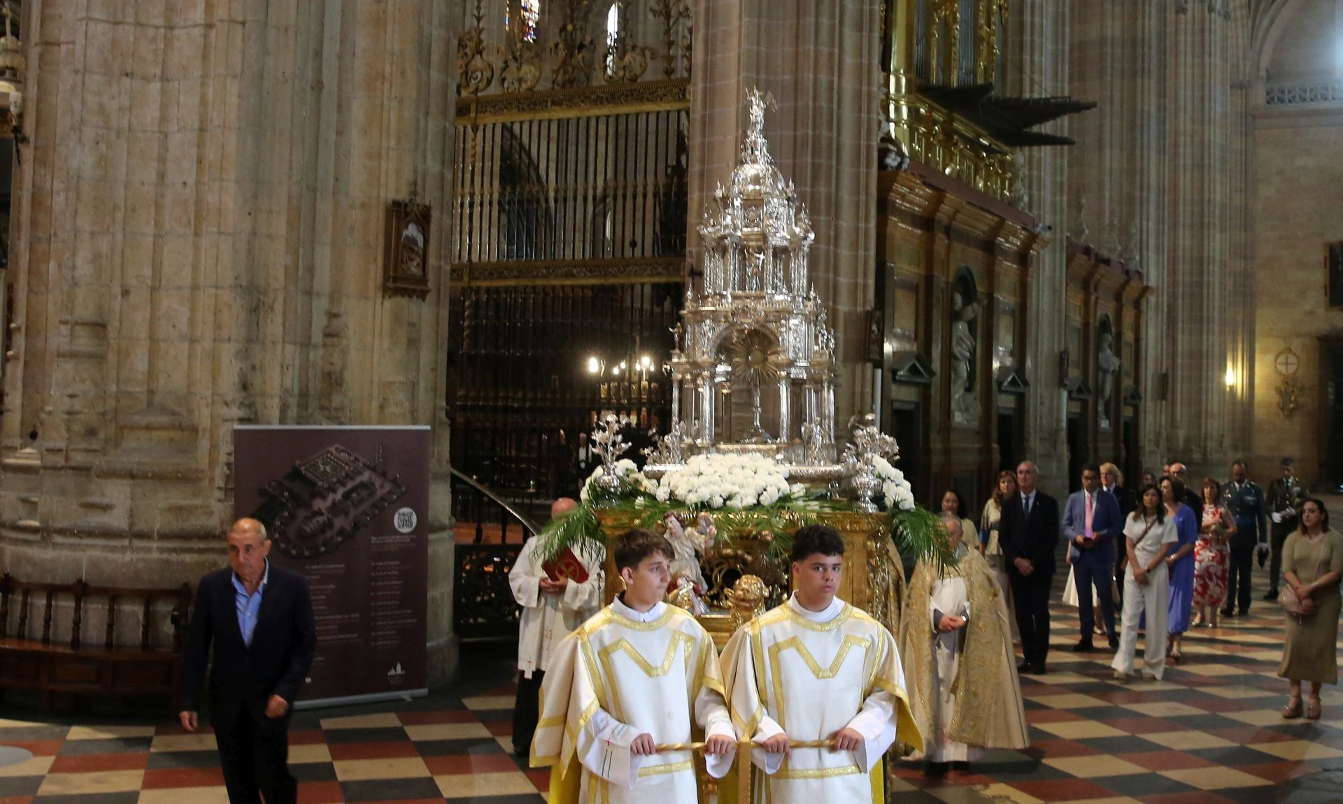 La accidentada procesión del Corpus, en imágenes