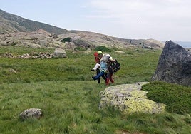 Momento del rescate de uno de los evacuados, este domingo.