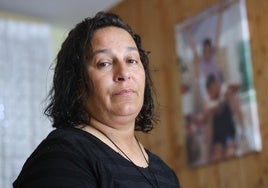 Noelia Barba en su casa de Pozaldez. De fondo una foto de su hijo fallecido.