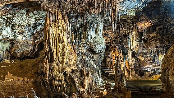 Acebos y cuevas reúnen al turismo en Prádena