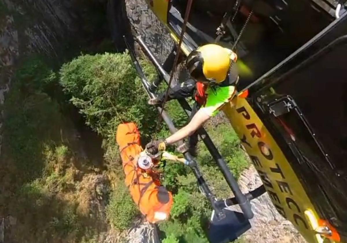 Una escaladora herida tras caerse haciendo rapel en la cueva de Valporquero