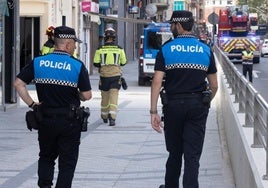 Policías y bomberos, durante una intervención.