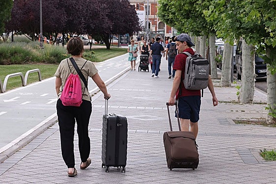Viajeros con maletas en Valladolid.