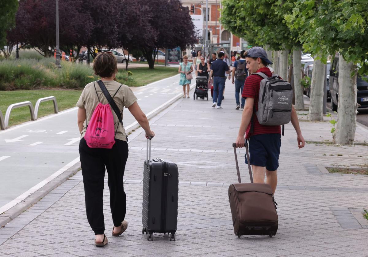 Viajeros con maletas en Valladolid.