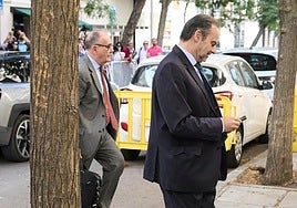 El exministro de Transportes José Luis Ábalos a su llegada al Tribunal Supremo, ayer.