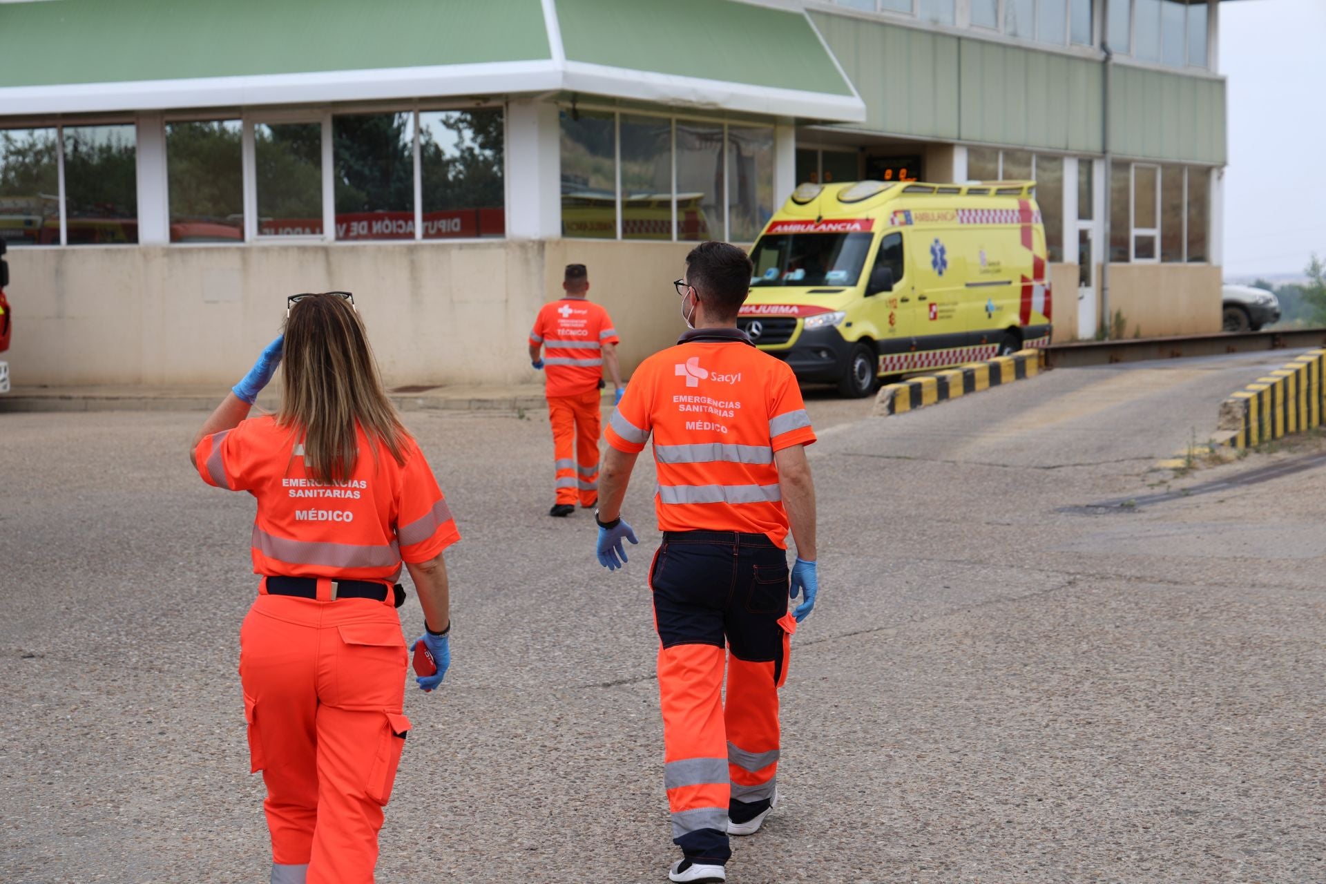 Las imágenes del incendio en una ebanistería de Santovenia