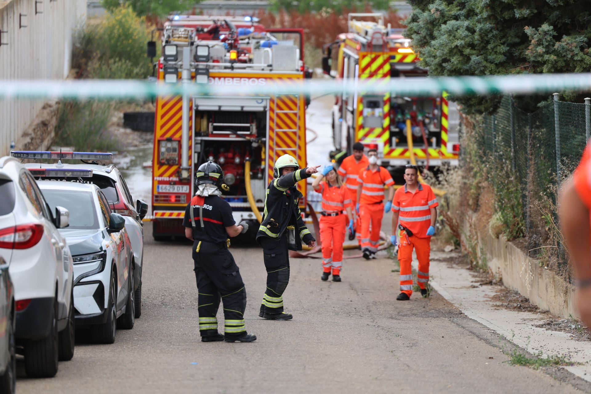 Las imágenes del incendio en una ebanistería de Santovenia