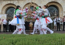 Los danzantes de Ampudia, ante la imagen de San Juan, en la Plaza Mayor.