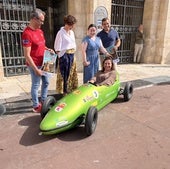 La alcaldesa prueba el auto loco ganador del pasado año en la categoría de profesionales.