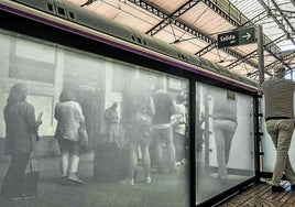 La fotografía 'Reflejos de pasajeros' de Alejandro Pérez García es una de las que se exponen en el tren.