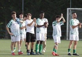 Los jugadores del Betis de Valladolid aplauden a sus aficionados en Canterac.