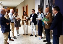 Miembros de la Cortes esperan, junto con la directora general de la Junta, para entrar en la Junta de Portavoces.